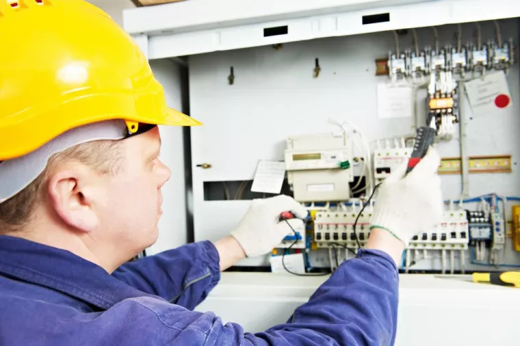 À qui s'adresser pour un dépannage suite à un problème d'électricité industrielle ?, Lunel, AB Galaxy