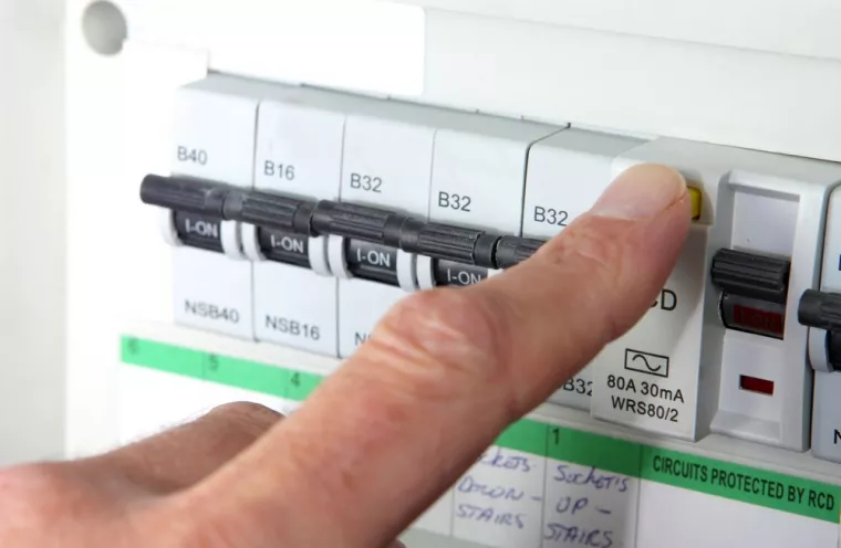 Comment trouver l'appareil qui fait disjoncter le compteur d'une maison ?, Lunel, AB Galaxy
